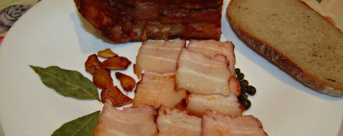 Свиная грудинка, запеченная в двух соусах