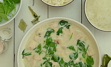Курица, тушеная со шпинатом в кокосовом соусе