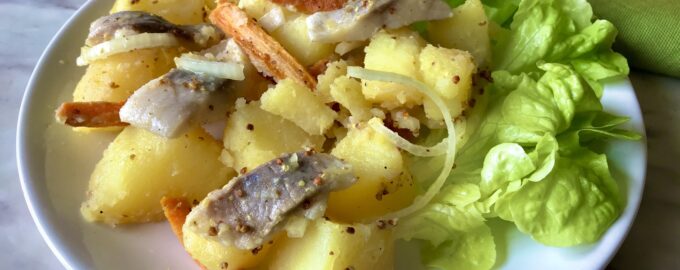 Салат с селедкой и картошкой