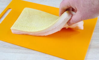 Вот что нужно сделать, чтоб завтра съесть вкусное сало. Рецепт быстрой засолки сала