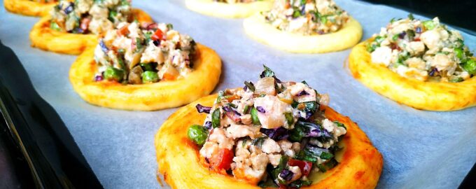 Картофельные ватрушки с фаршем.