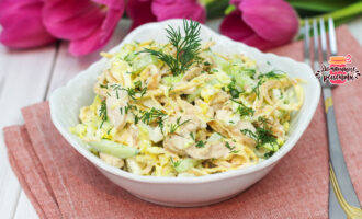 Салат с яичными блинчиками и курицей