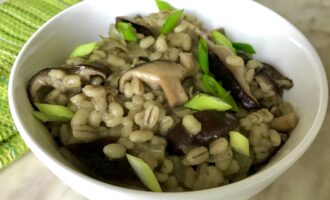 Перловка с грибами и луком