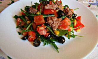 Диетический салат с тунцом и овощами
