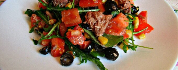 Диетический салат с тунцом и овощами