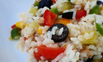 Салат с рисом и тунцом