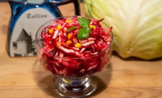 Быстрый свекольный салат с капустой