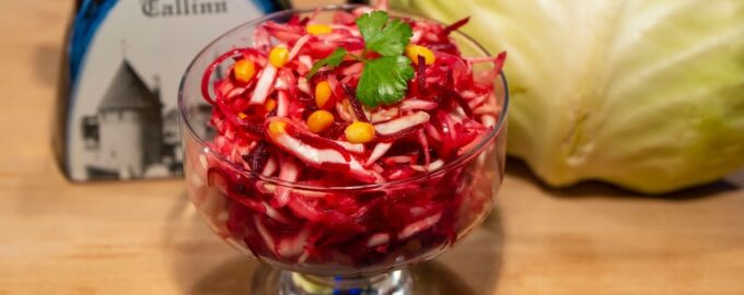 Быстрый свекольный салат с капустой
