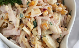 Салат с ананасом, ветчиной и кукурузой