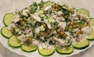 Куриная грудка с огурцом и зелёным горошком Салат Леди без майонеза