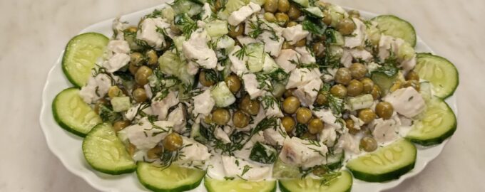 Куриная грудка с огурцом и зелёным горошком Салат Леди без майонеза