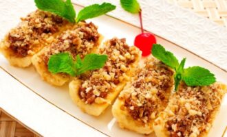 Бананы с шоколадом и орехами
