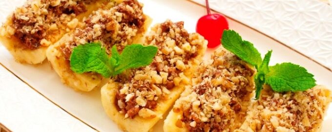 Бананы с шоколадом и орехами