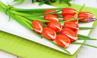 Праздничная закуска «Тюльпаны» из помидоров на 8 марта! (Очень просто, но вкусно и оригинально!)