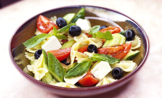 Итальянский салат с макаронами за 10 минут. Фарфалле "Капрезе" рецепт
