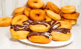 Пышные сладкие пончики на молоке