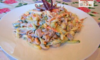 Диетический салат с кальмарами, яйцами и овощами