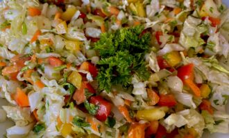 Салат из китайской капусты с горчичным соусом