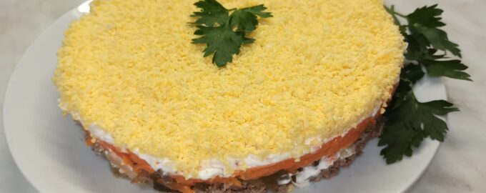 Cлоёный салат с куриной печенью
