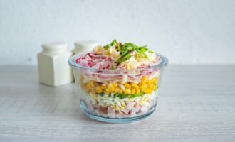 Слоеный салат с ветчиной, сыром и редисом