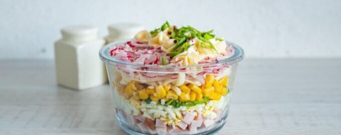 Слоеный салат с ветчиной, сыром и редисом