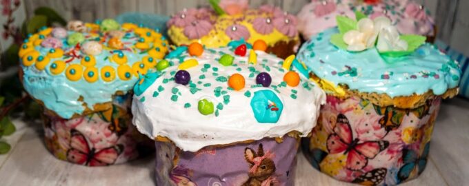 Пасхальные куличи с цукатами, курагой и маком