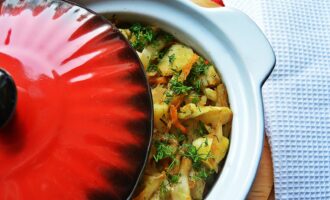 Капуста с картофелем, морковью и укропом