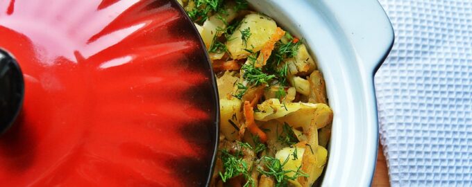Капуста с картофелем, морковью и укропом