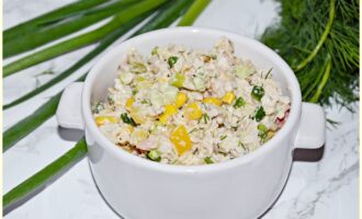 Салат с тунцом, рисом и овощами