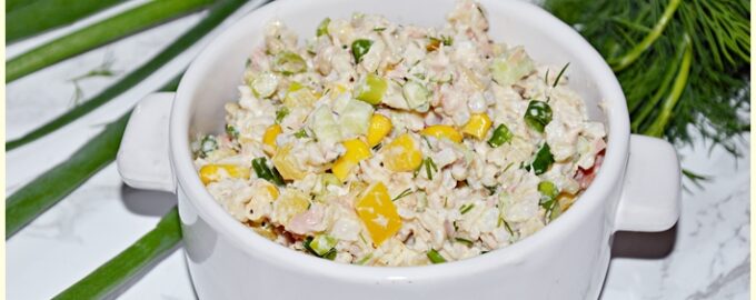 Салат с тунцом, рисом и овощами
