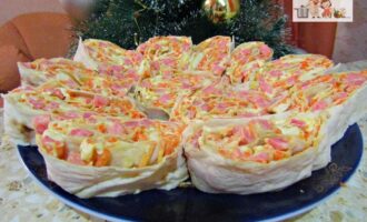 Рулет из лаваша с копченой колбасой и морковью по-корейски