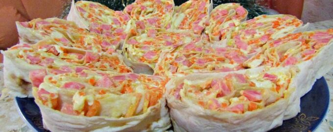 Рулет из лаваша с копченой колбасой и морковью по-корейски