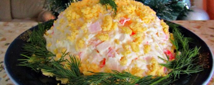 Салат с крабовыми палочками и плавленым сыром
