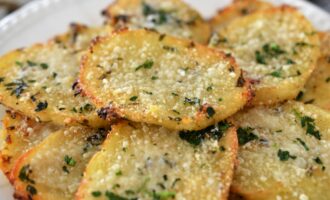 Хрустящий картофель с пармезаном