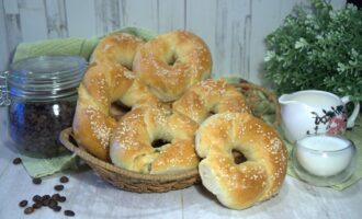 Сдобные булочки с начинкой по-турецки