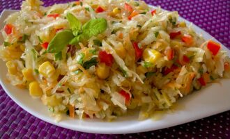 Сочный салат из квашеной капусты