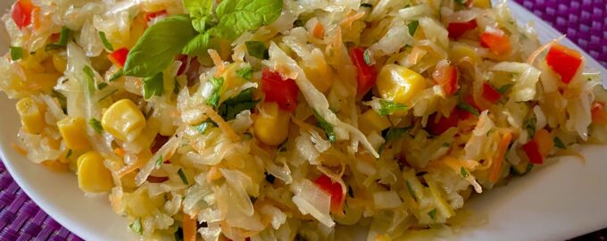 Сочный салат из квашеной капусты