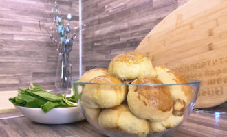 Пирожки с черемшой и яйцом в духовке