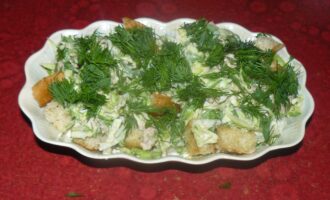 Салат из молодой капусты с тунцом и сухариками