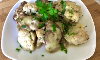 Тушеная куриная печень с цветной капустой