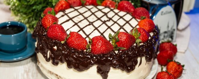 Морковный торт с соленой карамелью и орехами