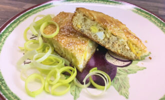 Рыбный пирог из консервов (Заливной пирог с рыбой в духовке)
