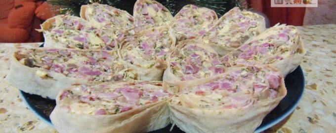 Рулет из лаваша с копченым мясом и грибами