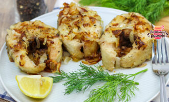Сочный жареный судак с луком на сковороде
