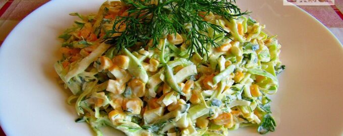Салат из молодой капусты с кукурузой