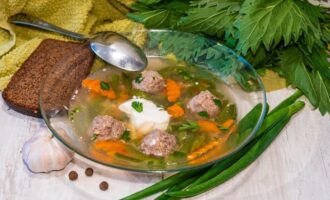 Летний суп с фрикадельками и фасолью