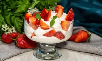 Праздничный десерт из клубники со сливками