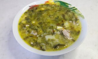 Зеленый борщ с щавелем, яйцами и рисом