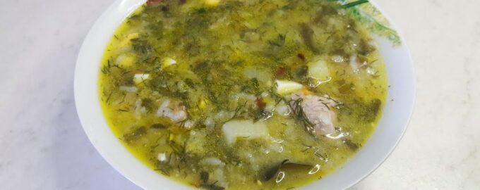 Зеленый борщ с щавелем, яйцами и рисом