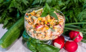 Салат из редиса и моркови с кукурузой